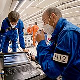 Menschen arbeiten an einem Zero-G-Tunnel