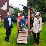 Menschen auf dem Kinderspielplatz