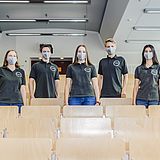 Studenten mit Masken in einem Hörsaal