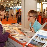 Zwei Personen an einem Stand auf einer Messe